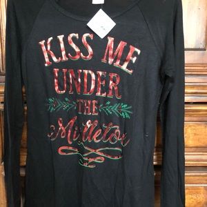 LS  black tee w  “Kiss me under the mistletoe”